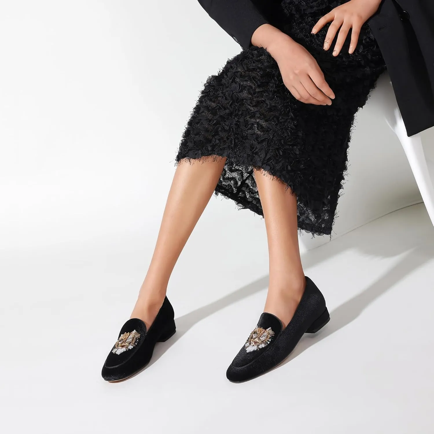 Embroidered Loafers for Women Round Toe Velvet Flats with Tiger Head Pattern