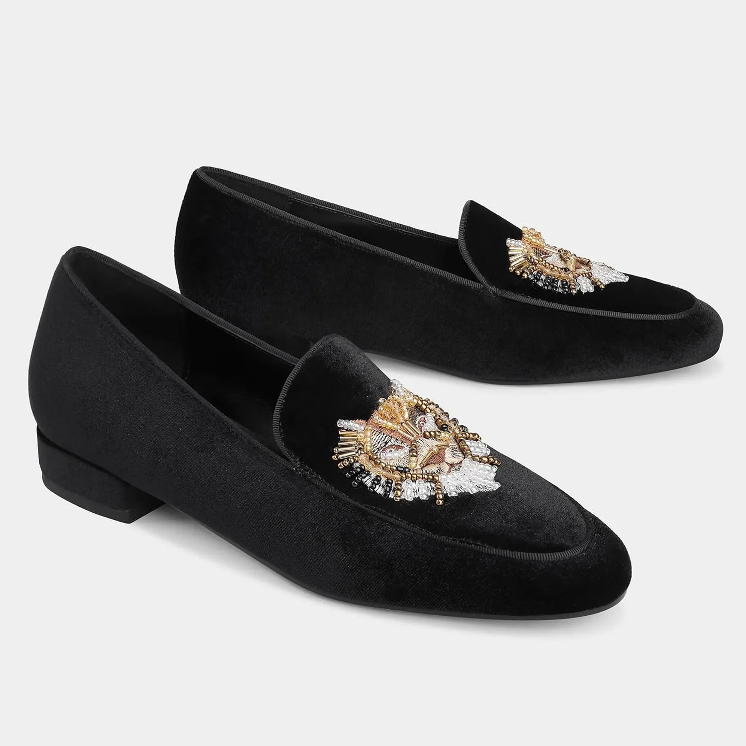 Embroidered Loafers for Women Round Toe Velvet Flats with Tiger Head Pattern