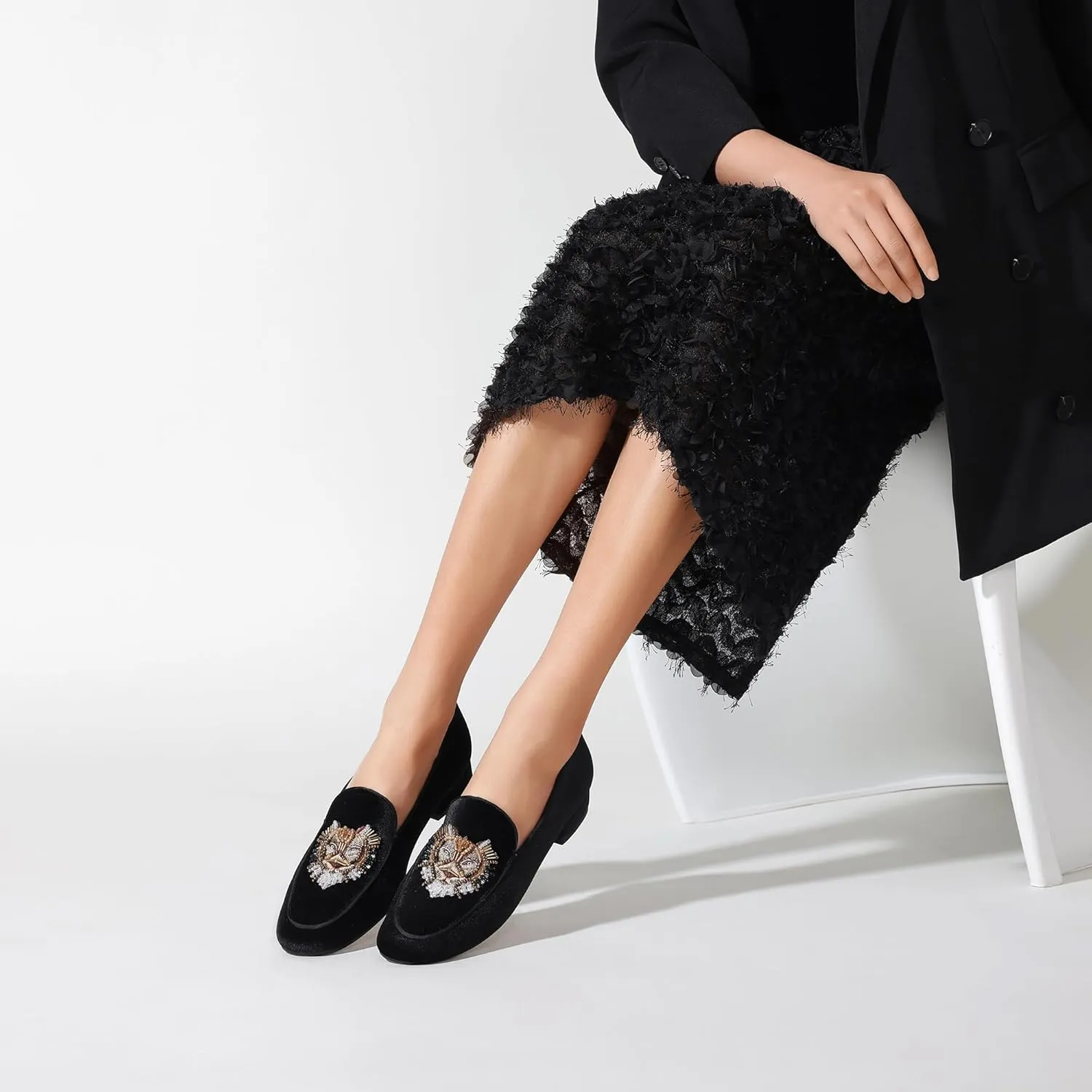 Embroidered Loafers for Women Round Toe Velvet Flats with Tiger Head Pattern