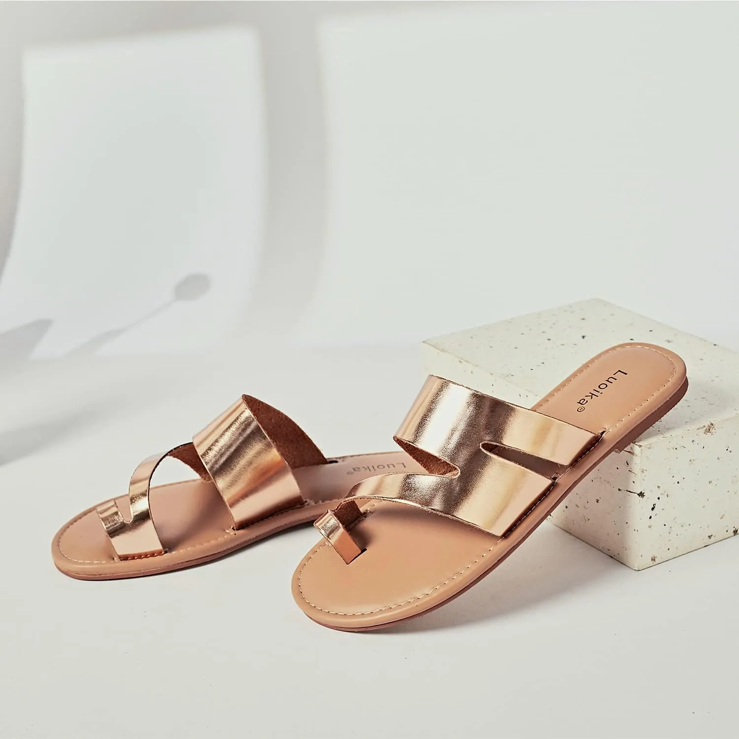 Luoika Women's Wide Width Flat Sandals, Flip Flop Slides Sandal Casual Strapy Sandal Slip on Summer Beach Shoes for Women.
