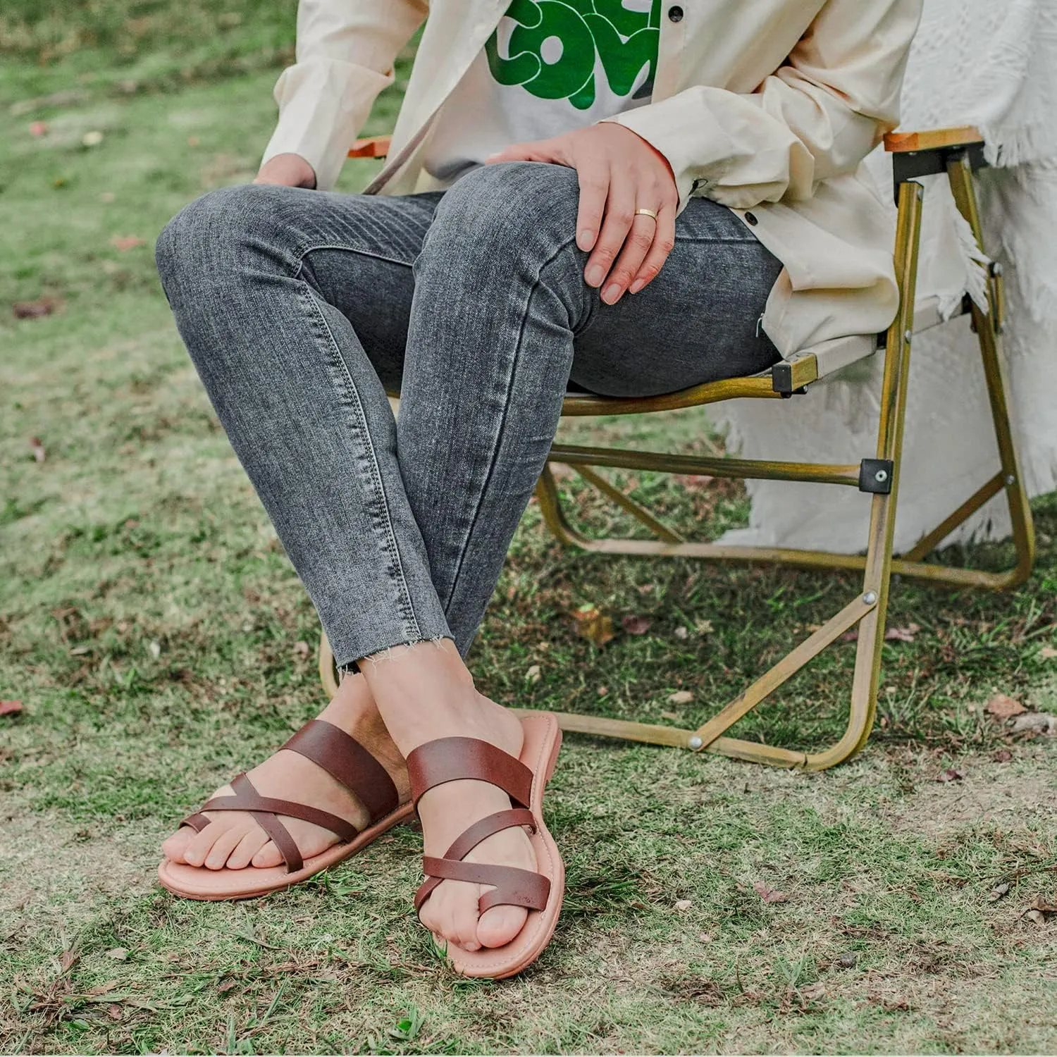 Luoika Women's Wide Width Flat Sandals, Flip Flop Slides Sandal Casual Strapy Sandal Slip on Summer Beach Shoes for Women.