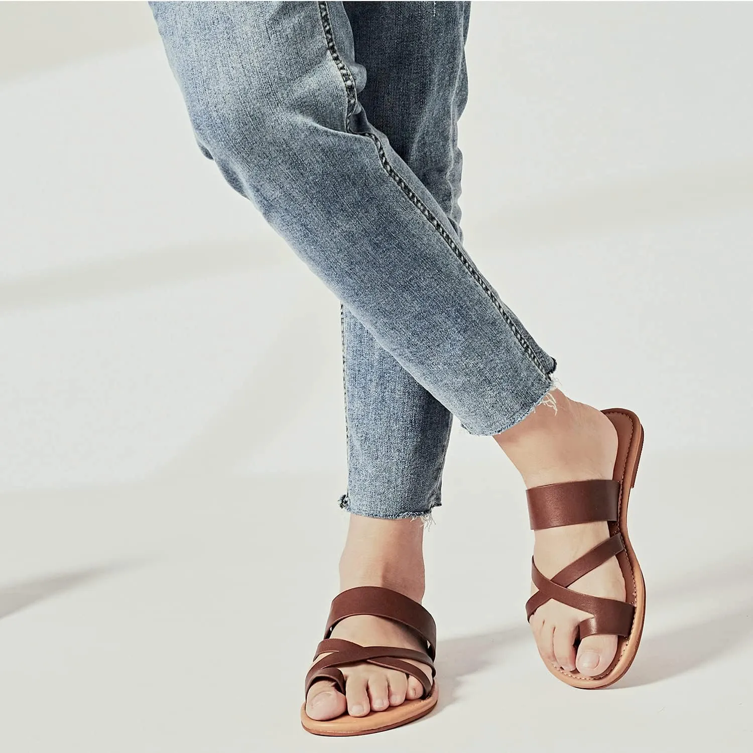 Luoika Women's Wide Width Flat Sandals, Flip Flop Slides Sandal Casual Strapy Sandal Slip on Summer Beach Shoes for Women.