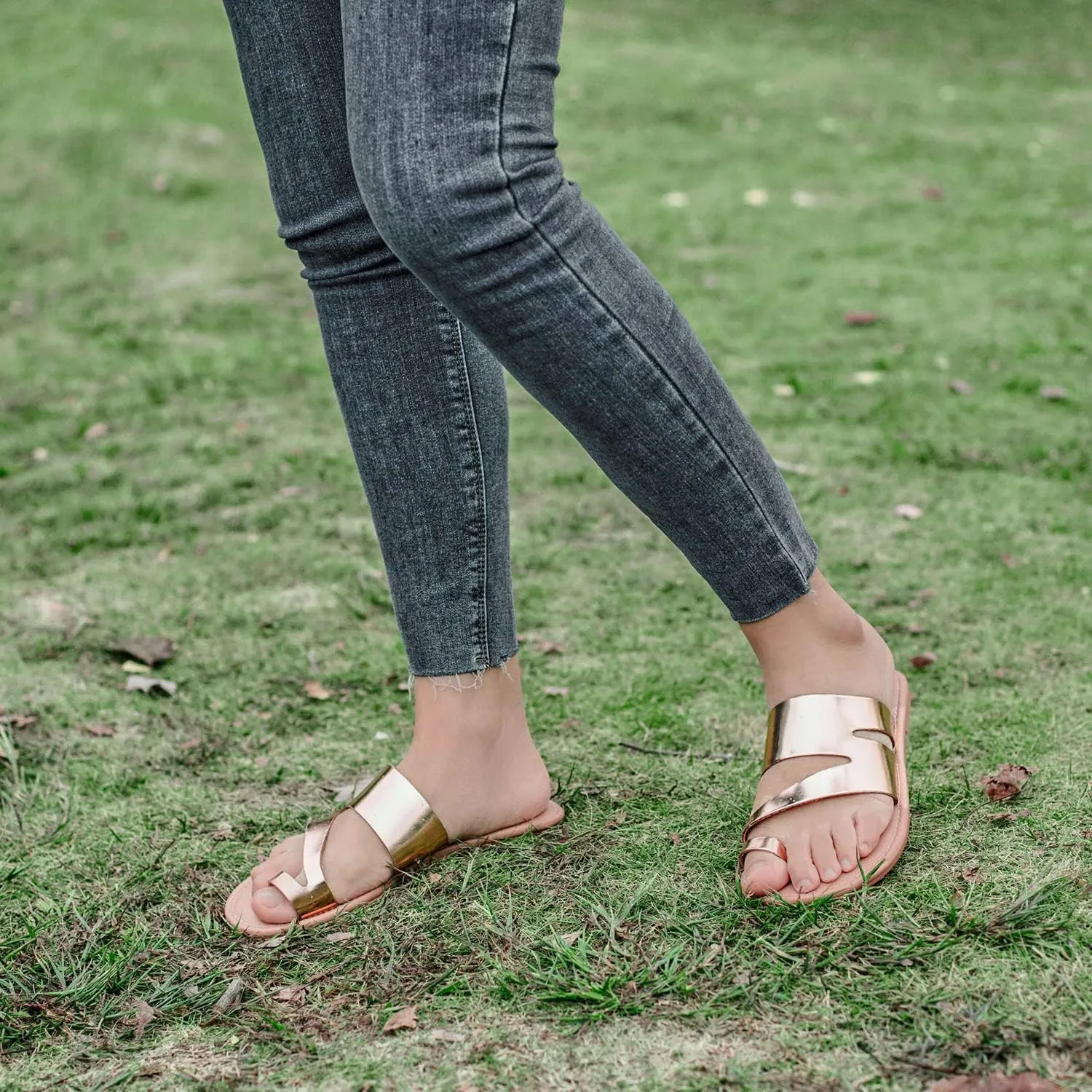 Luoika Women's Wide Width Flat Sandals, Flip Flop Slides Sandal Casual Strapy Sandal Slip on Summer Beach Shoes for Women.